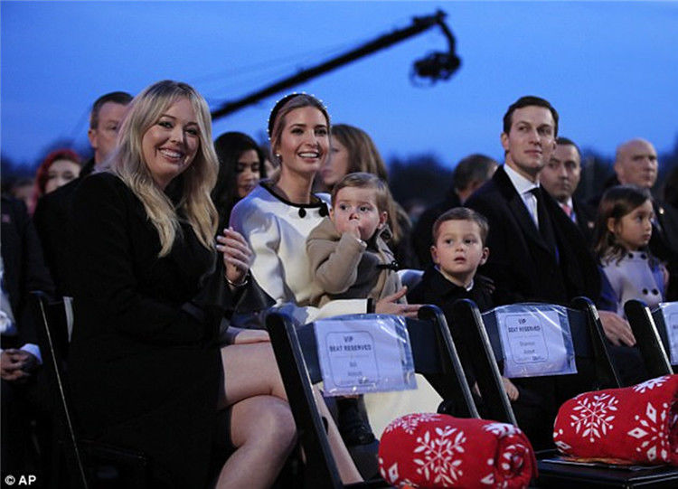 伊万卡带三个孩儿出席活动，尽显母性柔情