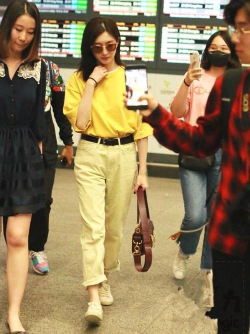 街拍:31岁江疏影, 直筒裤还要露脚踝