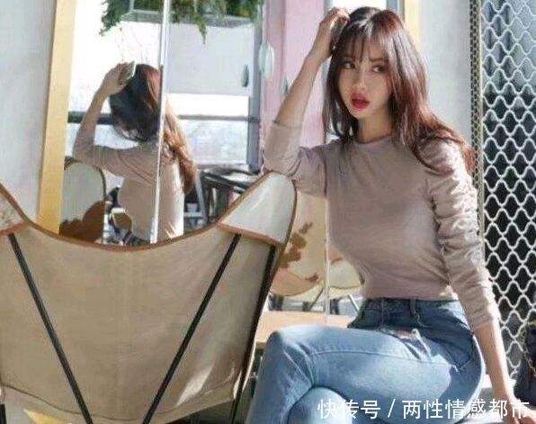 紧身牛仔裤简约精致的版型,塑造出妹子完美的气质