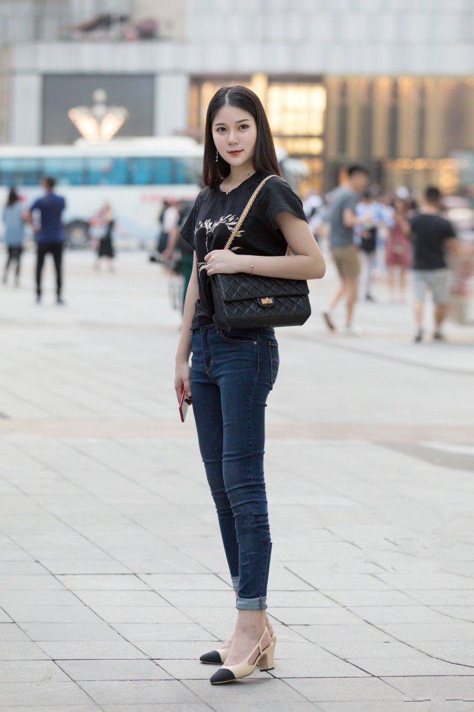 重庆街拍，高颜值的美女都爱这么搭，轻松打造女人成熟的魅力!