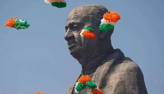 印度耗资300亿打造“第一雕塑”，完工后却因背后标语，遭人唾弃