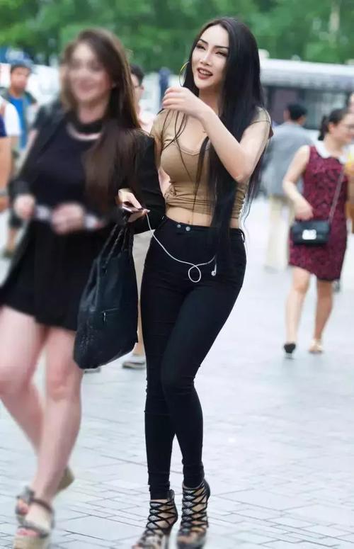 街拍：成熟的小姐姐穿着紧身连衣裙，尽显女人味道