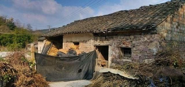  「买房子」十年前，农民赚钱就回村子建房子，现在在城里买房子，农村会消失吗？