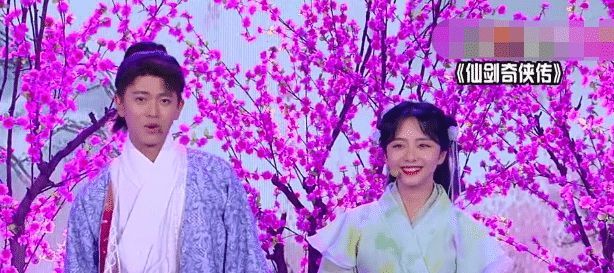 『何炅老师』何炅、蔡徐坤身高仅差5公分,穿同款黑皮裤,差距全在腿上了