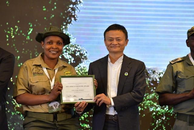 想不到马云竟是个潮男!离开西装革履,他的时髦私服更值得你学习