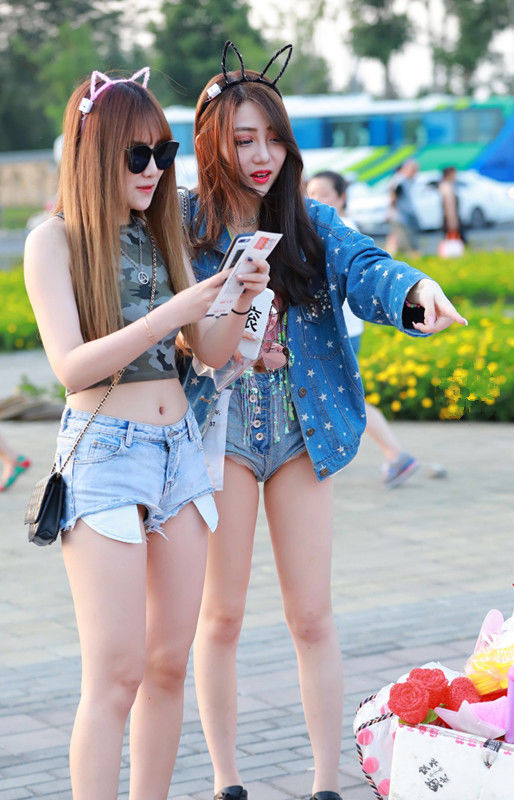 路人街拍:小个子派对穿搭，羽毛蛋糕裙修身显瘦高腰粉丝短裙