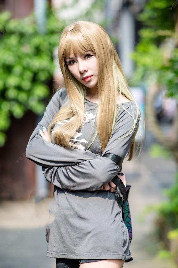 街拍:美女穿着丝质“睡衣”上街,时尚又性感,非常清爽舒适