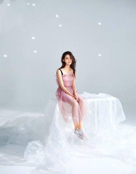 林允大凹造型吸睛，粉色纱裙欲成仙女，哪个星女郎可以和她比？
