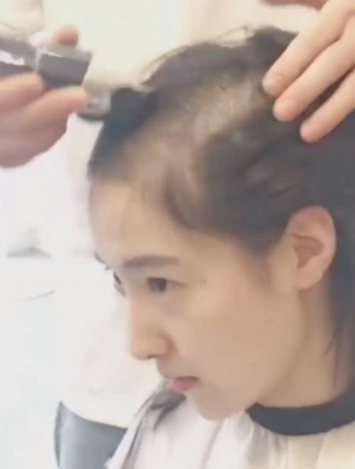 美女失恋剪光头，闺蜜在旁边都看蒙了,自己却是格外平静