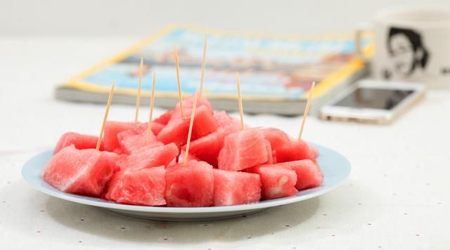 你还在相信“西瓜用勺子吃会生病”的谣言吗？