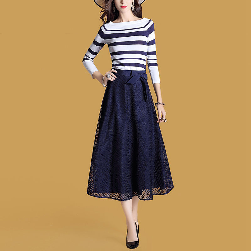 小姨太会打扮了,秋天这些半身裙+小衫,洋气减龄特漂亮