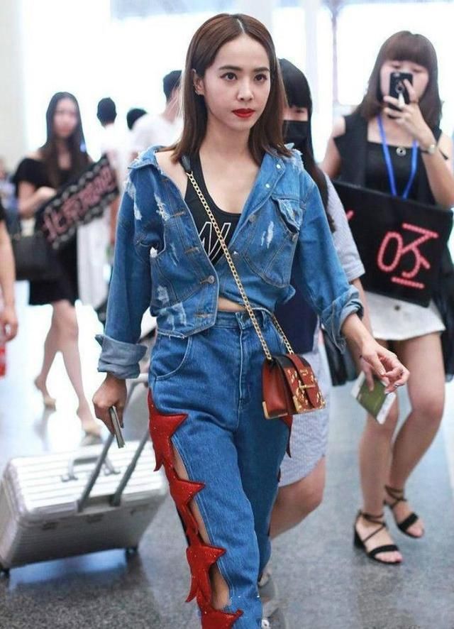 蔡依林身穿紧身皮裤现身，网友:30度高温，你当真不热?