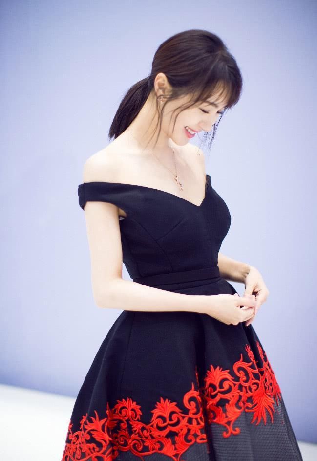 李菲儿穿一身三色裙亮相，一抹红色成亮点，造型别致很出彩!