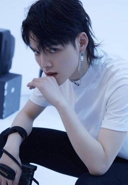 同样是鲻鱼头造型蔡徐坤可爱，易烊千玺成熟，最好看的是他！