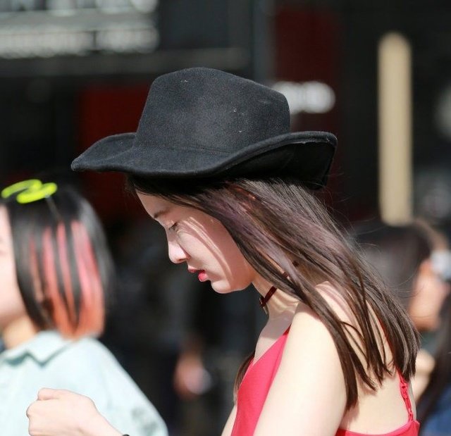 街拍桂林这边最养眼的风景莫过于长腿美女了！各种新潮服饰,露脐