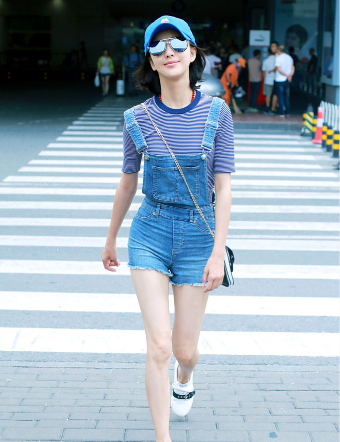 佟丽娅背带裤海魂衫示范活力穿搭 “筷子腿”走路带风嫩出新高度