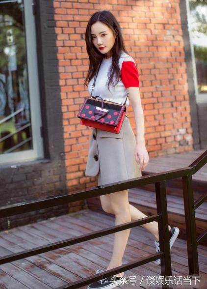 李小璐简直了，一身长裙高V开到肚脐，网友:身材没料好尴尬