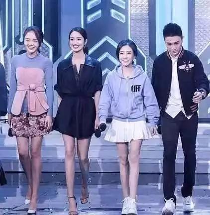 27岁冯提莫这双腿有多“矮”，看见她和杨采钰同框，身高太尴尬