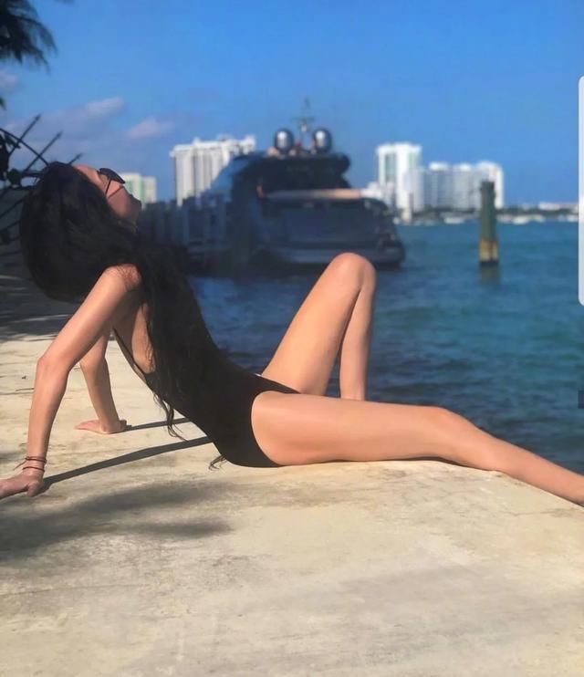  『超短裤』71岁王薇薇凭“魔鬼身材”上热搜，超短裤秀美腿，皮肤紧致似少女