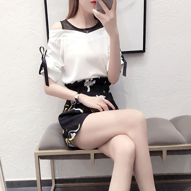 如果你不喜欢长裙，建议你穿短裤套装+裸鞋，拉长身材显高雅