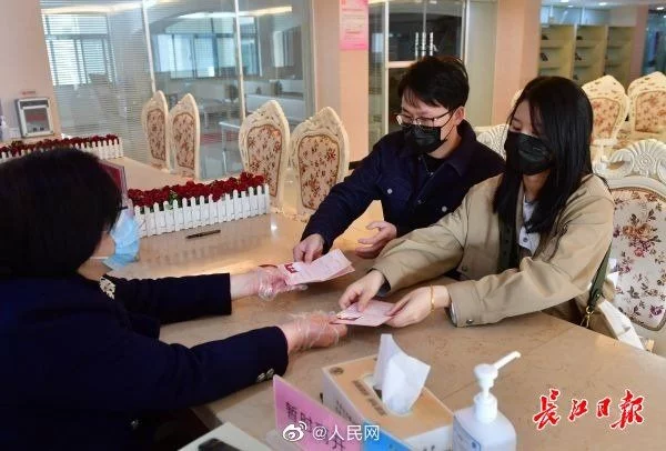 武汉恢复婚姻登记，他们领证啦 热点 热图3