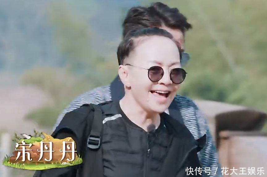 何炅唱歌屡被宋丹丹纠正,6字回应一语双关,黄