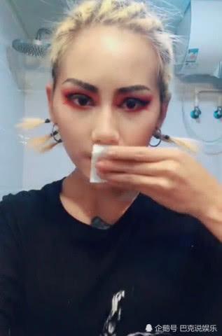 夜店美女下班回家，卸妆后评论区炸了，网友：美颜相机都救不了你