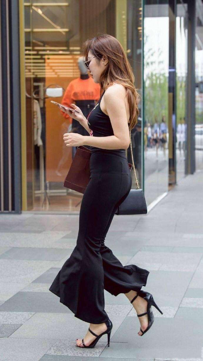 街拍: 成熟魅力的少妇, 圆润身材很吸睛