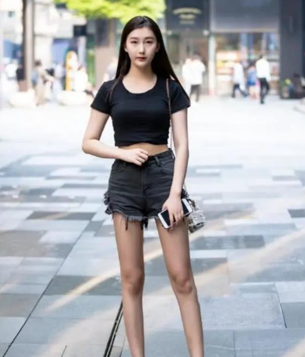 『短袖』街拍:明眸善睐的美女,一件黑色短袖配黑色短裤,时尚清爽气质