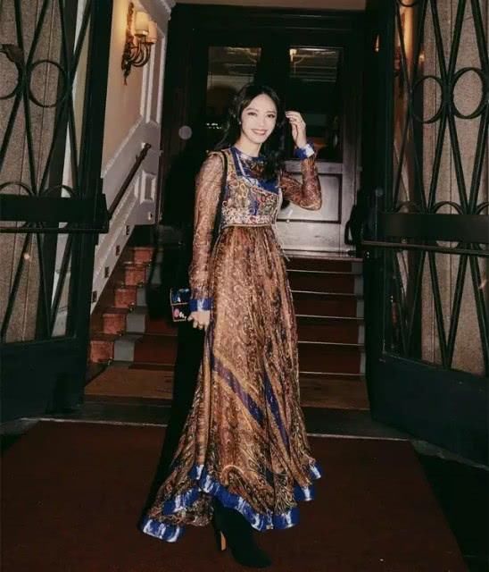 姚晨出席活动，五万元的连衣裙亮相，网友:惊艳了我的双眼!