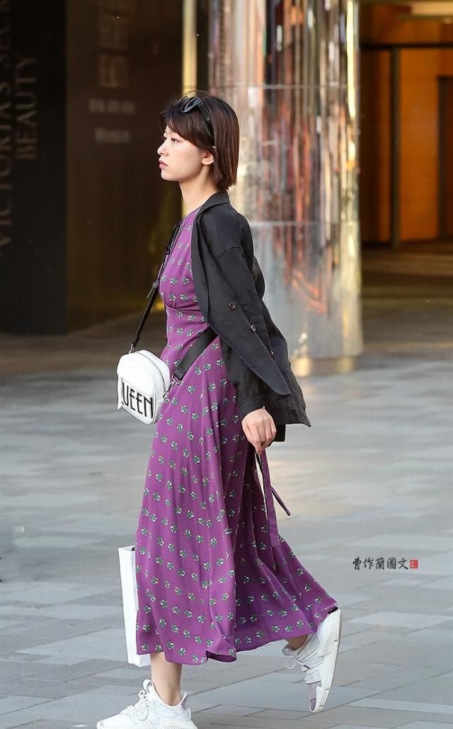 连衣裙■街拍：美女简单又美丽，就穿连衣裙