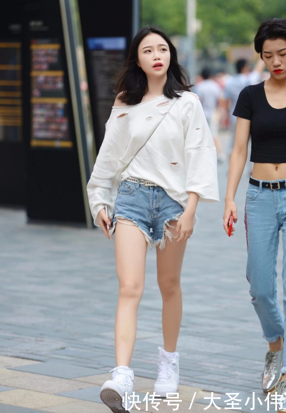  『大哥』美女街拍：穿搭中露腿和露腰哪个更香？穿大裤衩的大哥都看呆了！