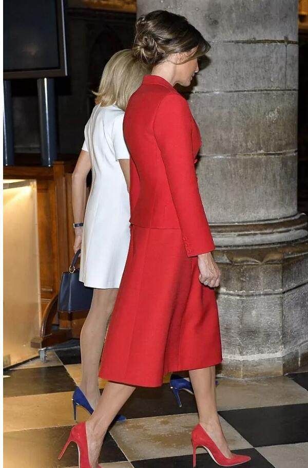 65岁法国第一夫人:黑色丝袜双腿细长，与梅拉尼娅相比背影完胜!