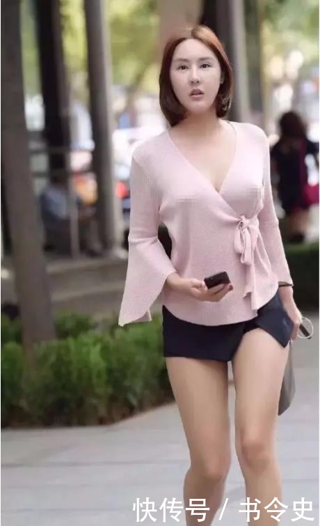 「穿搭」街拍偶遇不穿内衫的小姐姐,粉色V领衫,谁与争锋