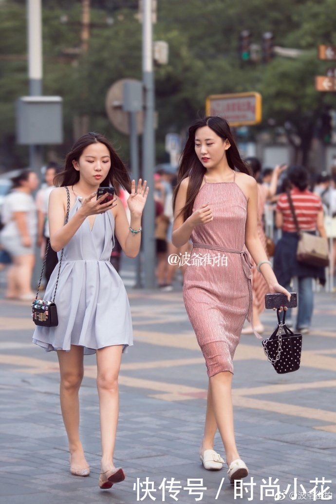 路人街拍:这么骄傲可爱的小姐姐,是想送花给心仪的男生吗