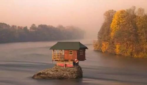 洪水都冲不走的钉子户，45年来屹立不倒！建造者却是一群小孩子