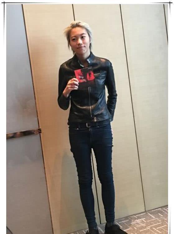 搭配黑洞：窦靖童的裤子又刷三观！网友喊话王菲：你不管管吗？