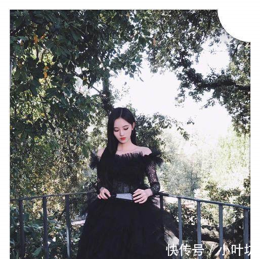 鞠婧祎咋想的竟把袜子当裤子穿，网友单飞后越来越疯狂了！