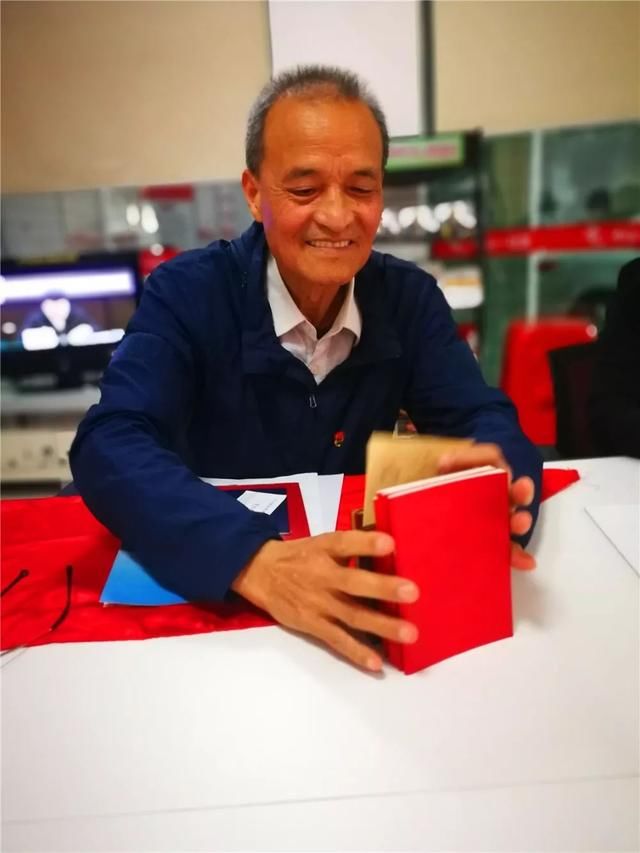 越秀 | 他收藏了七大以来的所有党章,在社区