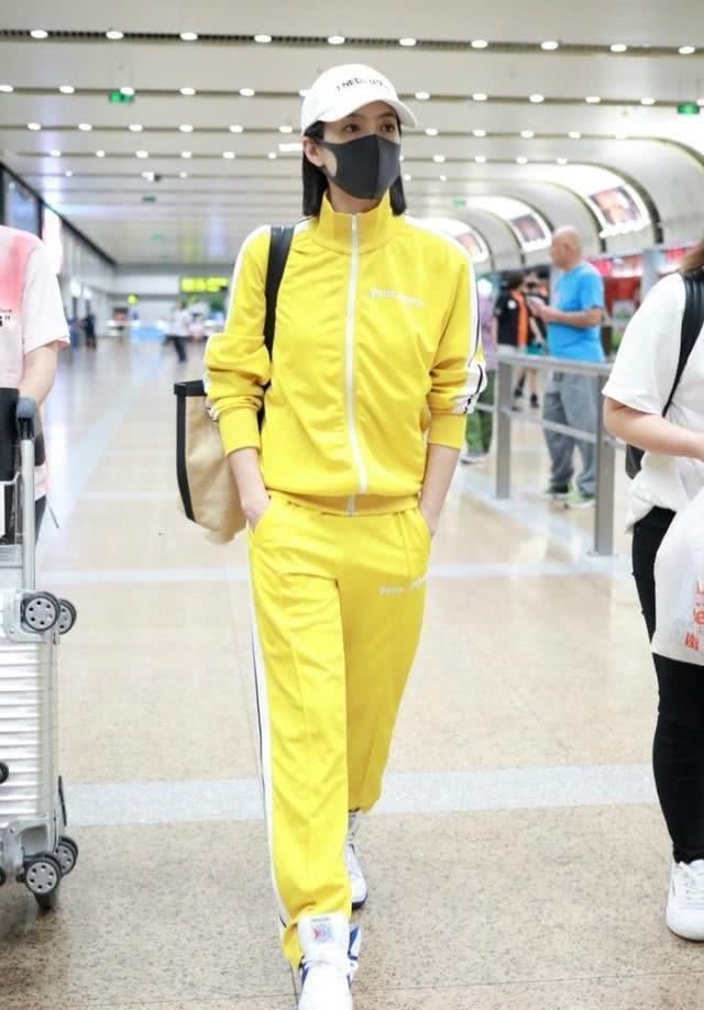  穿搭：牛仔裤子配运动外套太简单，初春秀出朝气蓬勃，穿好一件运动衣就可以了！