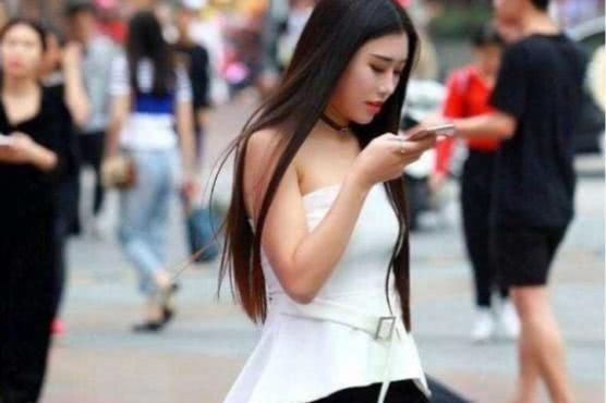 路人街拍，牛仔短裤搭配白色T恤，隐隐约约的小蛮腰真是太迷人了