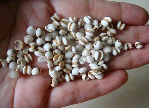 女人眼袋下垂最显老!睡前这样做,眼袋自然变平,皮肤细腻更年轻