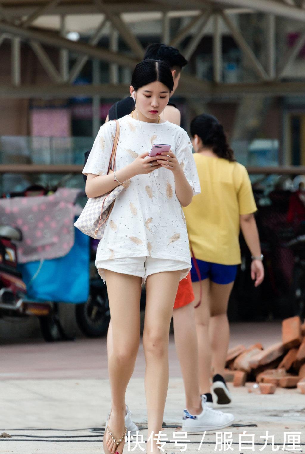 女生|还是年轻女生会穿,短裤搭配羽毛印花T恤,简约洋气又清凉