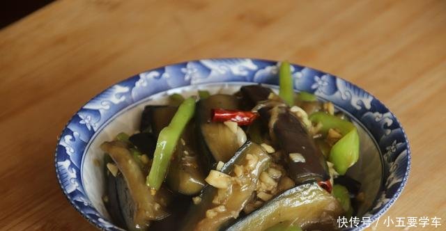  『辣椒』炒茄子时，直接下锅就大错特错，多加这一步，不费油，好吃不油腻！