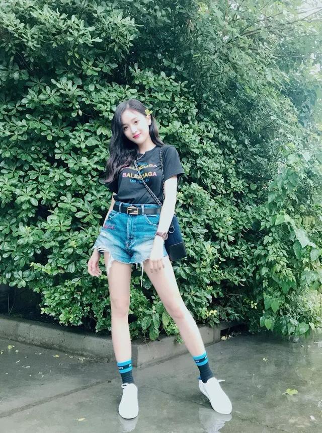 “改头换面”穿出慵懒风，孟美岐吴宣仪的活力少女Tee，了解一下