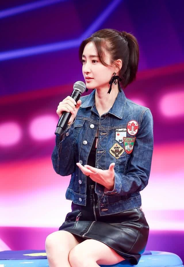 「王丽坤」王丽坤穿牛仔外套配皮质半身裙录节目,更高级有气质