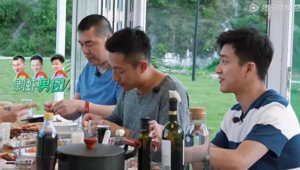 大S回应“吃虾必须男人剥”：小菲之前不知情