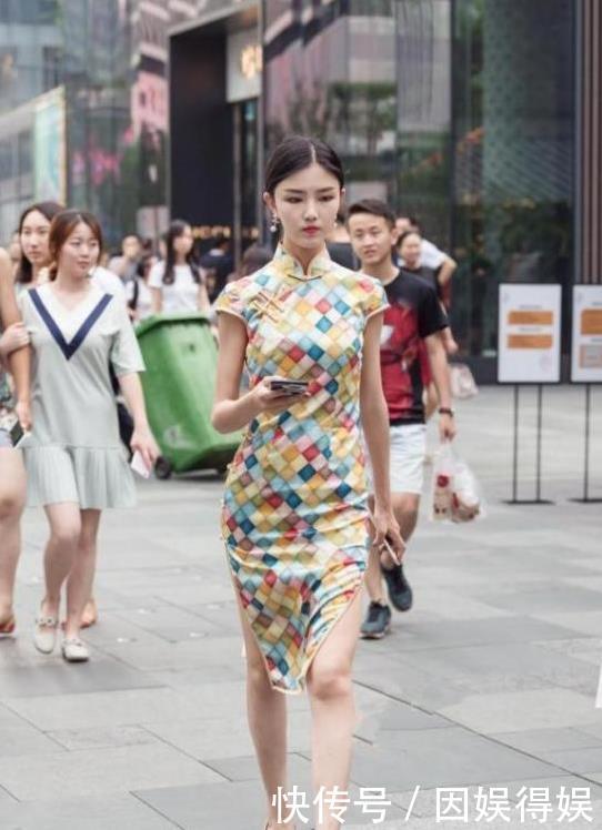 『 美女』喜欢小动物的美女都很漂亮,街拍:白色露肩衬衣搭配白色短裤上街