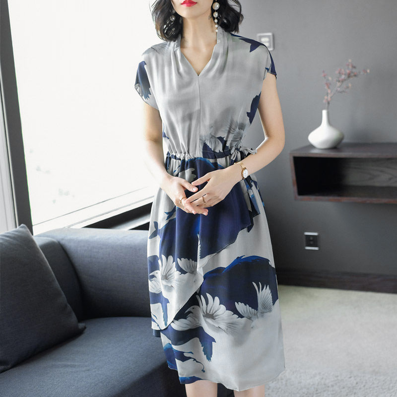 姑娘，今年流行穿这样的连衣裙，吸睛时尚又洋气，轻松穿出女神范