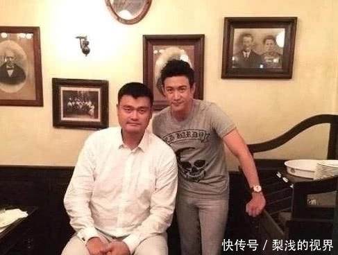  『椅子』和姚明合照怎样不显矮？成龙机智站椅子上，周杰伦也曾晒图调侃